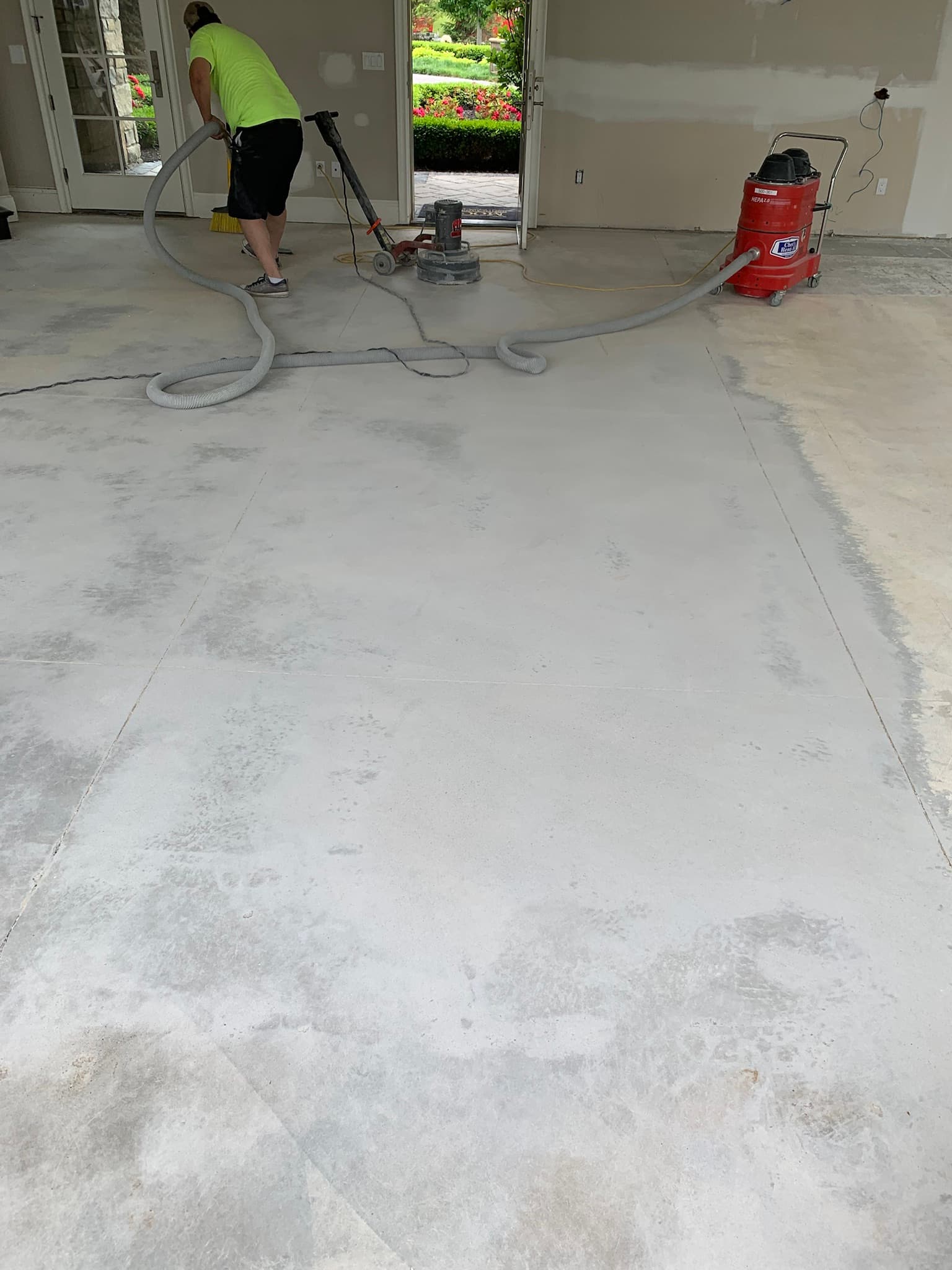 Diamond grinding with dust extraction during floor prep